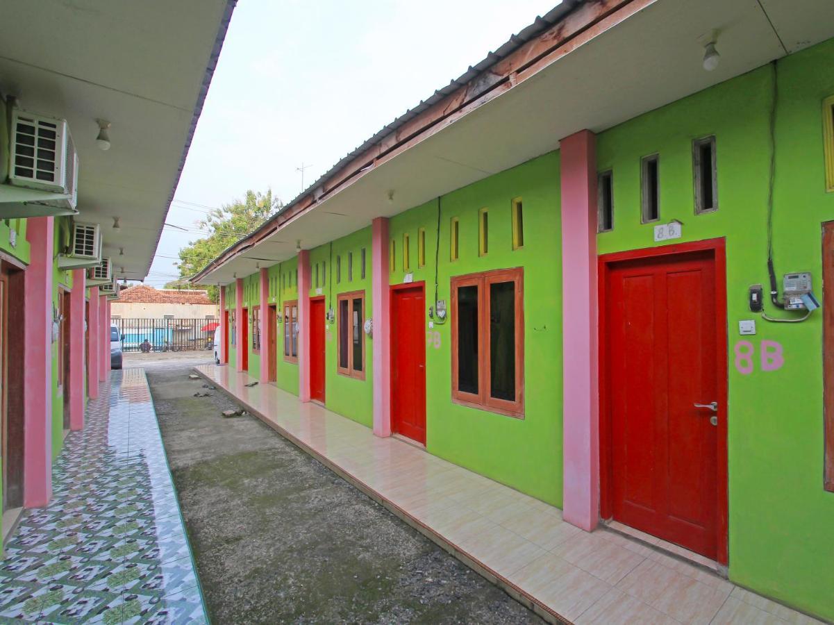 Oyo 91476 Srikaya Hotel 3 Pekalongan Exteriör bild