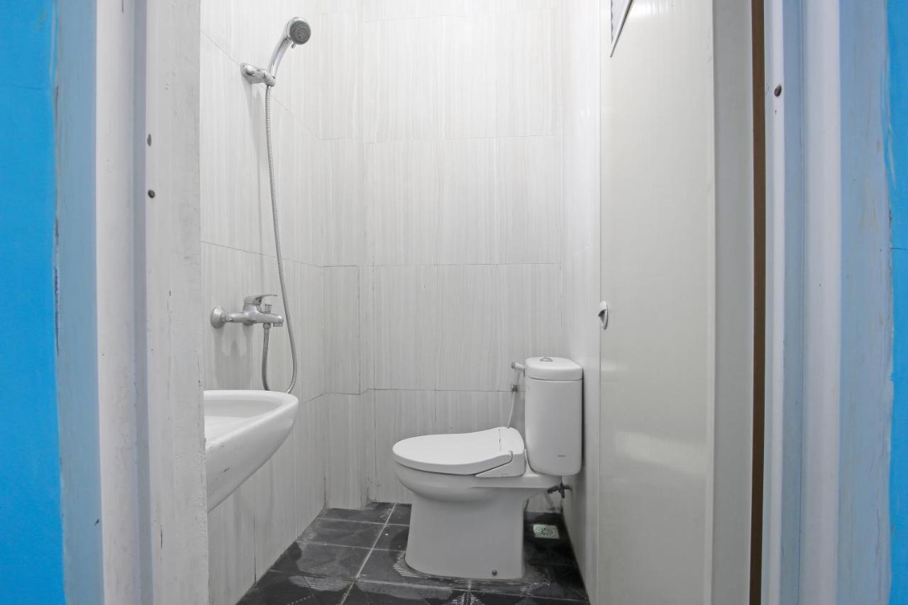 Oyo 91476 Srikaya Hotel 3 Pekalongan Exteriör bild